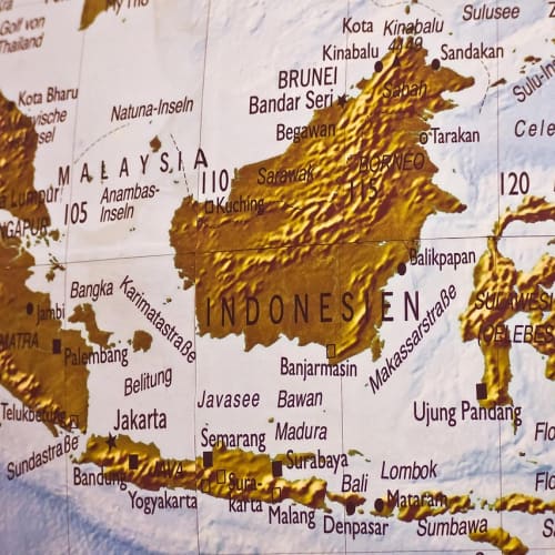 Pamukkale'nin beyaz travertenleri ve antik Hierapolis şehri kalıntıları