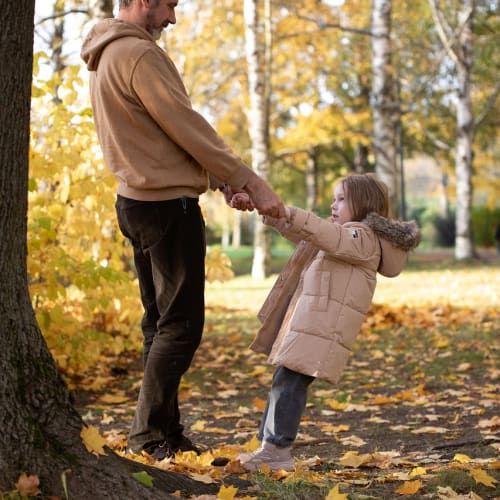 İlkokul çağındaki çocukların bilim deneyleri yaparken heyecanlı halleri