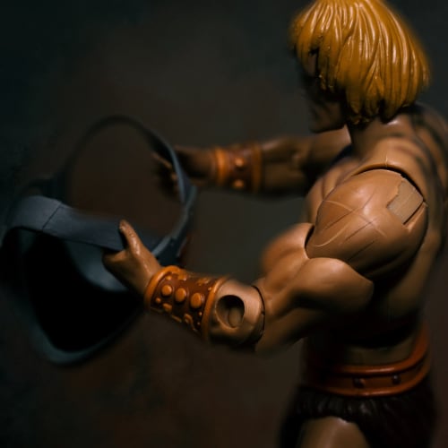 Evrenin genişlemesini gösteren bir görsel, kozmik arka plan radyasyonu ve galaksilerin dağılımını içermektedir.