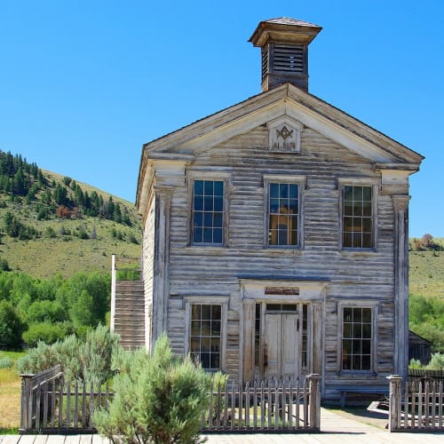 Masonluk sembolleri ve pergel, cetvel, göz gibi önemli öğeleri gösteren bir görsel.