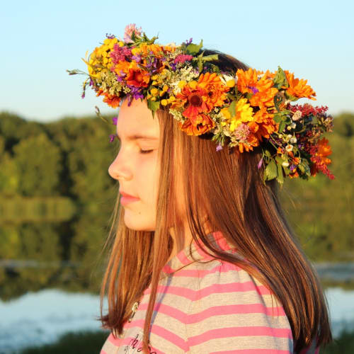 Komplo teorileri, insanların belirsizliklerle başa çıkma ve kontrol hissi arayışıyla ilgili psikolojik bir olgudur.
