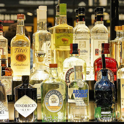 Evde cin varlığına karşı korunma yöntemlerini gösteren sembolik bir görsel