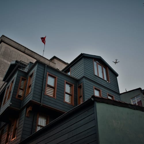 Efes Antik Kenti'nin Celsus Kütüphanesi'nin etkileyici görüntüsü, antik dönemin ihtişamını yansıtıyor.