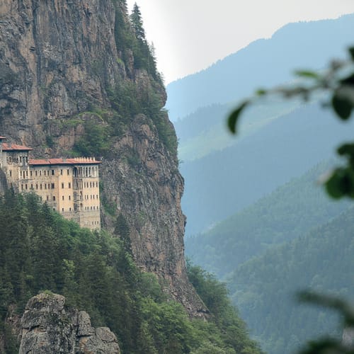 Türkiye'nin tarihi zenginliklerini ve gizemlerini yansıtan bir görsel.