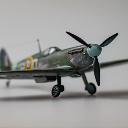 Dünya haritası üzerinde önemli tarihi olayların işaretlendiği görsel