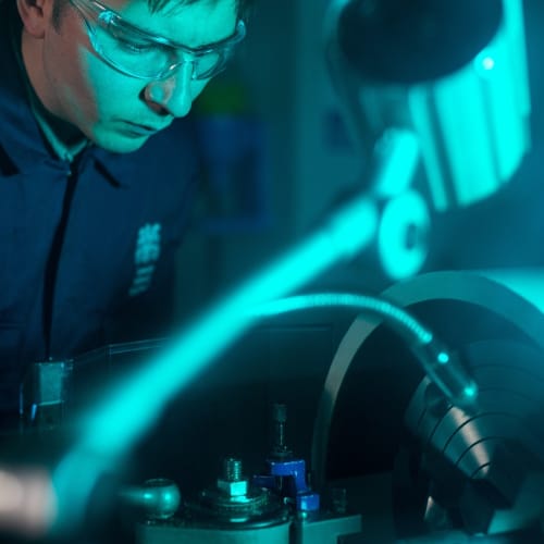 Fabrikada çalışan endüstriyel robot kolu, otomasyon ve robotik teknolojilerinin üretim süreçlerindeki rolünü göstermektedir.