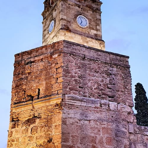 Giza Piramitleri'nin gün batımında çekilmiş etkileyici bir fotoğrafı. Piramitlerin gizemli atmosferini ve antik Mısır medeniyetinin ihtişamını yansıtıyor.