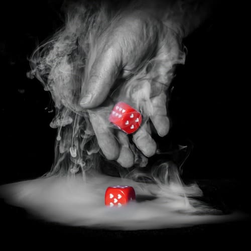 Tarihi olayların ve keşiflerin tesadüfi doğasını temsil eden bir kolaj görseli.