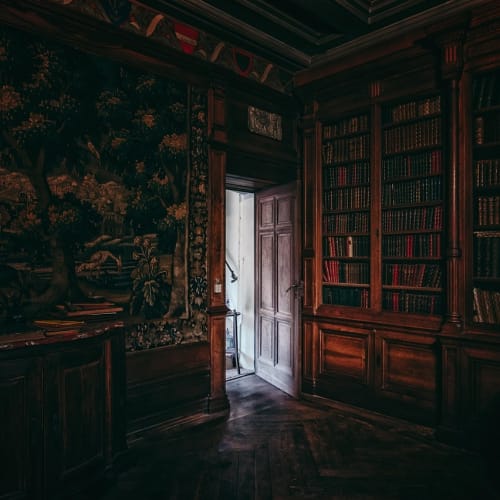 Antik Mısır piramitleri ve tarihi gizemleri temsil eden bir görsel