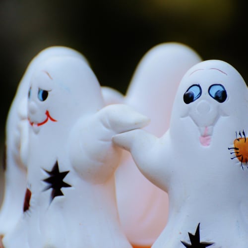 Mavi nazar boncuğu ve üzerinde Ayetel Kürsi yazılı bir tılsım.