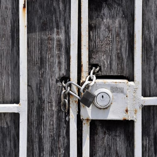 Piramit Gözü sembolü, genellikle Illuminati ve Masonlarla ilişkilendirilir ve küresel kontrol teorilerinin bir parçası olarak kabul edilir.