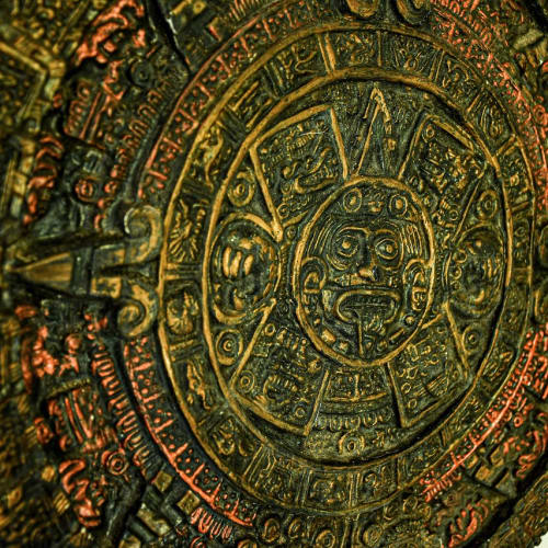 Maya takvimi sembolleri ve glifleri ile süslenmiş antik Maya taş yapısı.