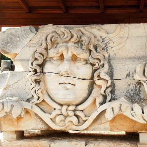 Roma İmparatorluğu'nun zirve dönemini gösteren bir harita, imparatorluğun geniş coğrafi yayılımını ve gücünü vurguluyor.