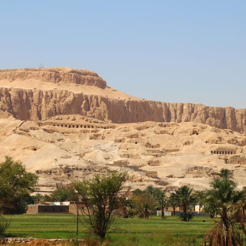 Antik Mısır'da firavunların heykelleri ve piramitlerin görkemli manzarası.