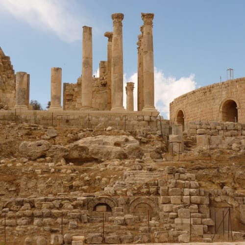 Artemis Programı'nın logosu, Ay'a dönüş ve Ay üssü kurulumunu simgeleyen görsel.