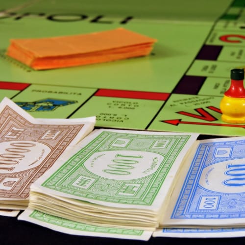 Paranormal olayları araştıran bilim insanları, laboratuvar ortamında deneyler yaparak kanıt arayışındadır.