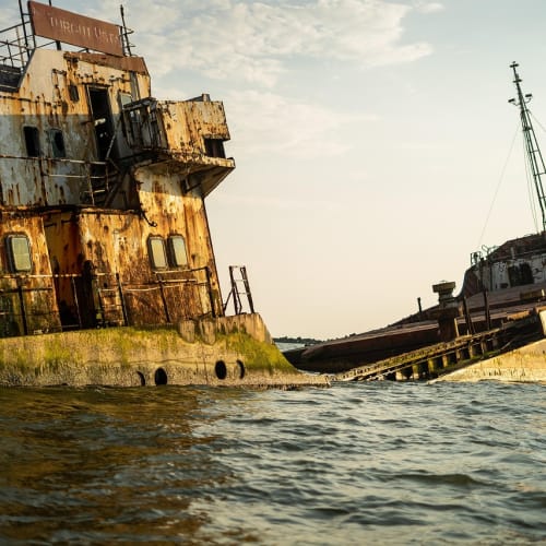Gökkuşağının altında altın sandık arayan bir adam illüstrasyonu, popüler yanılgıların bilimsel açıklamalarını vurgulamaktadır.