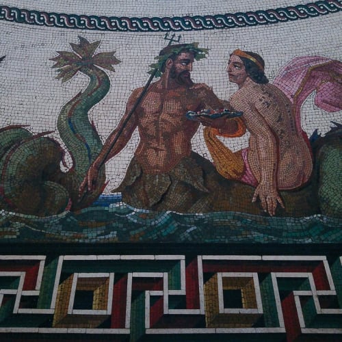 Antik Yunan tapınağı kalıntıları, mitolojik hikayelerin ve tanrıların izlerini taşıyan tarihi bir yapı.