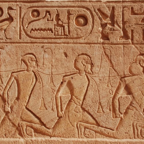 Rosetta Taşı, Mısır hiyerogliflerinin şifresini çözmede kritik rol oynamıştır.