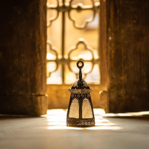 Giza Piramitleri ve Sfenks'in gün batımında çekilmiş etkileyici bir fotoğrafı.