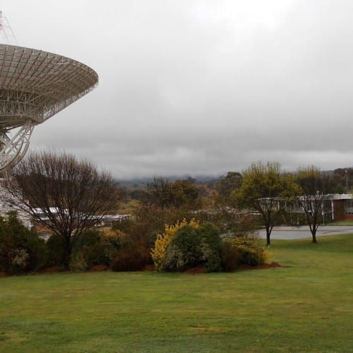 Mars yüzeyinde bir koloninin sanatsal görseli, gelecekteki insanlığın uzaydaki yaşamını temsil ediyor.