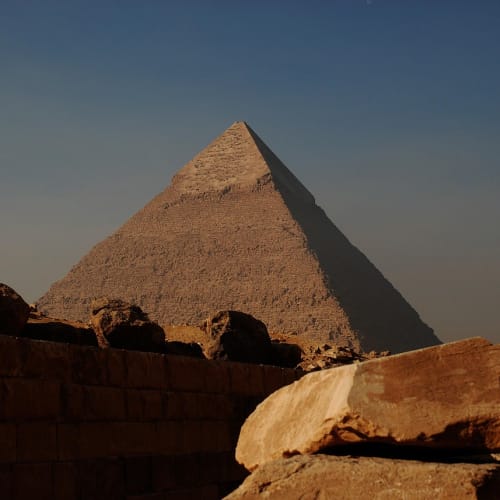 Eski Mısır'da Nil Nehri üzerinde çalışan köylüler ve tüccarların canlandırıldığı bir resim.