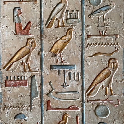 Giza piramitlerinin gün batımında çekilmiş etkileyici bir fotoğrafı, antik Mısır'ın gizemli atmosferini yansıtmaktadır.