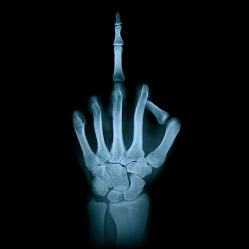 Kozmik radyasyonun Dünya'ya ulaşımını gösteren bir illüstrasyon, radyasyonun insan sağlığı üzerindeki potansiyel etkilerini vurgulamaktadır.