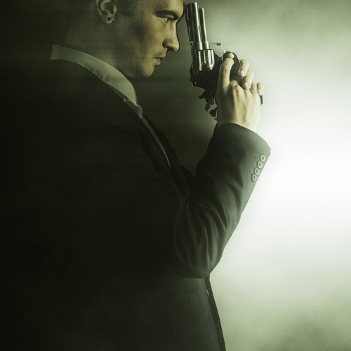 Perili bir evde çekilmiş, üzerinde belirsiz siluetlerin görüldüğü bir fotoğraf örneği. Paranormal kanıtların analizinde dikkatli olunması gerektiğini vurgulamaktadır.