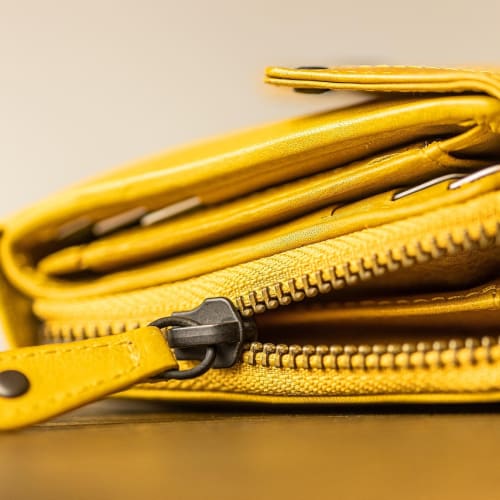 Bilgisayar ekranında online bilgi yarışması arayüzü, renkli ve eğlenceli bir tasarım.