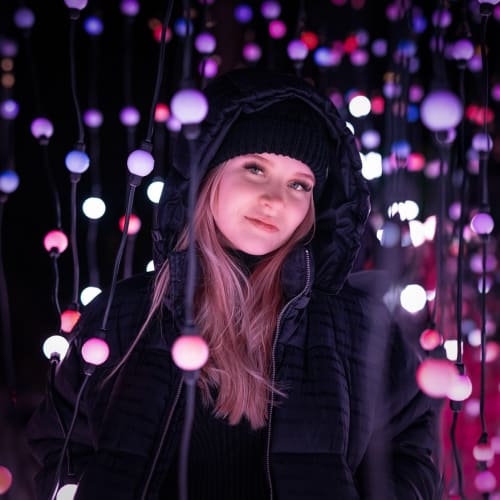 Zorlayıcı sorularla dolu bir bilgi yarışması konseptini gösteren renkli ve eğlenceli bir görsel.