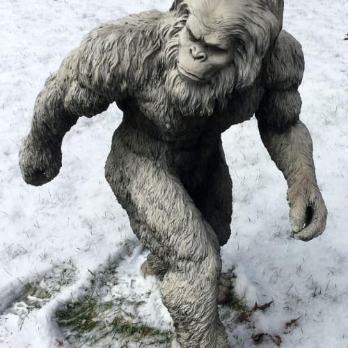 Loch Ness Gölü'nde Nessie'nin siluetini gösteren bir görsel, gizemli yaratıkların varlığına dair merak uyandırıyor.