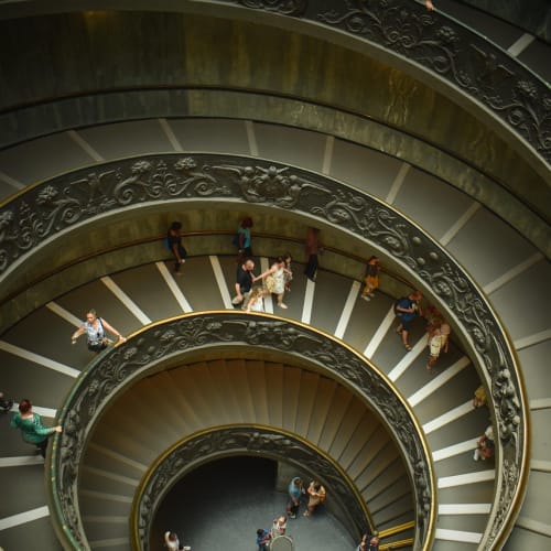 Pompei antik kentinin kalıntıları, Vezüv Yanardağı'nın patlaması sonucu volkanik kül altında kalmış ve günümüzde ziyaretçilere antik Roma yaşamının eşsiz bir görüntüsünü sunuyor.