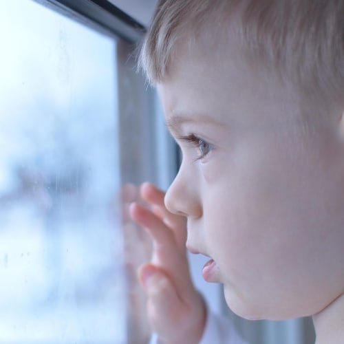 Çocukların bilim deneyleri yaparken heyecanlı ve meraklı ifadeleri, bilim öğrenmenin eğlenceli bir yolunu temsil ediyor.