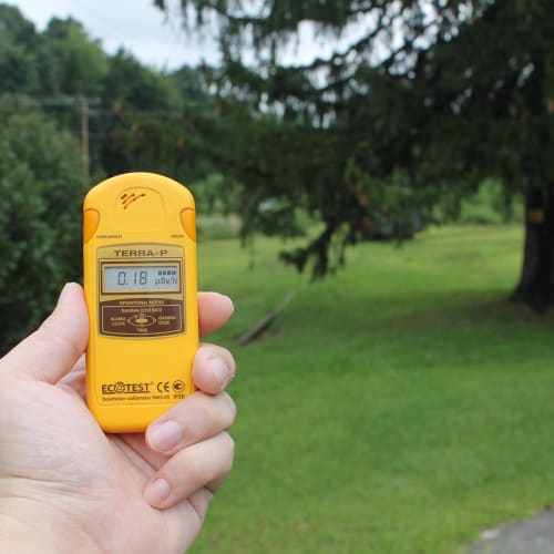 Uzayda radyasyonun etkilerini gösteren bir görsel. Astronotların radyasyon kalkanları ile korunması ve radyasyonun DNA'ya verdiği zararlar görselde vurgulanıyor.