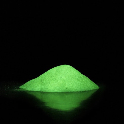 Kozmik radyasyonun Dünya'ya ulaşımını gösteren bir illüstrasyon. Uzaydan gelen yüksek enerjili parçacıklar, atmosfer ve manyetik alan tarafından kısmen engellenir.