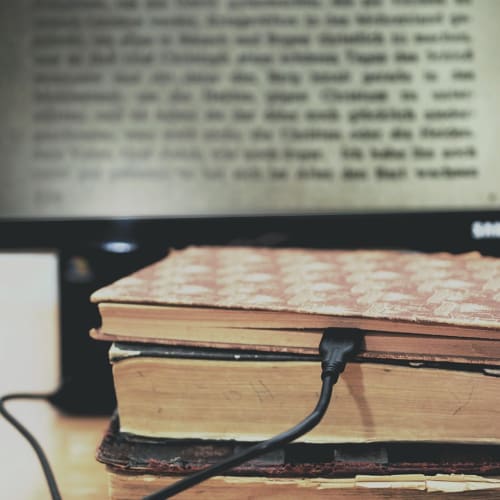 Bilgisayar başında bilgi yarışmasına katılan bir kişi görseli, boş zaman değerlendirme ve eğlenceli öğrenme kavramlarını temsil etmektedir.