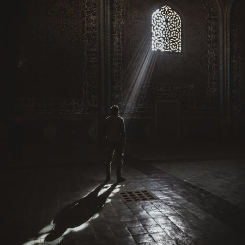 Evrenin büyüklüğünü ve insanın evrendeki yerini gösteren bir görsel.