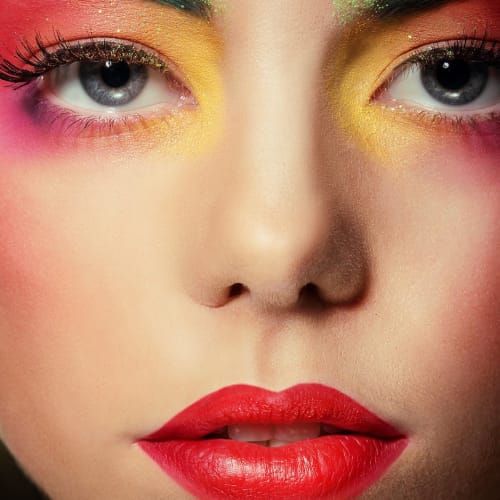 Beynin farklı bölgelerini gösteren bir illüstrasyon, algı, hafıza ve bilinç gibi kavramları temsil ediyor.