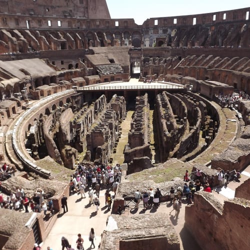 Pompeii'de bulunan bir Roma evinin freski, o dönemdeki günlük yaşamı ve sanatsal zenginliği göstermektedir.