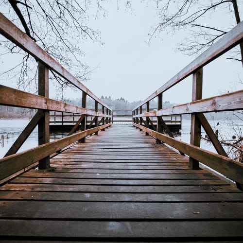 Aura renkleri ve anlamları gösteren bir görsel