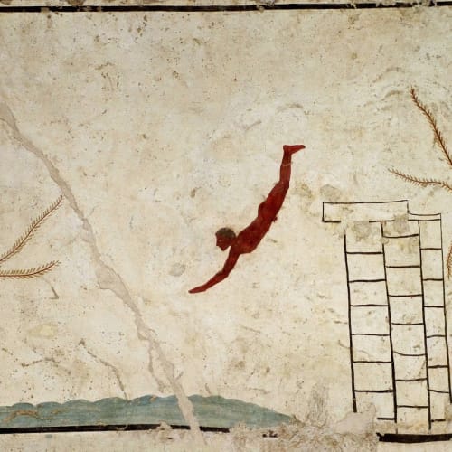 Arkeoloji müzesinde sergilenen antik eserlerin genel görünümü, ziyaretçilere geçmişin gizemli dünyasını sunuyor.