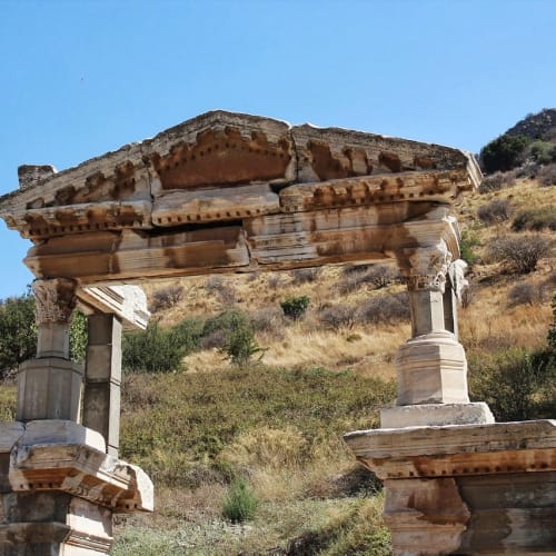 Türkiye'de yapılan bir arkeolojik kazı alanından tarihi eserlerin gün yüzüne çıkarılması