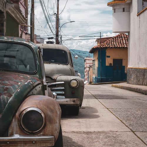 Türkiye'deki Afrodisias antik kentinin genel görünümü, tarihi tiyatrosu ve mermer sütunları.