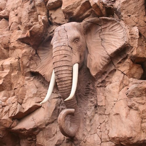 Pamukkale'deki Hierapolis antik kentinin genel görünümü, beyaz travertenler ve antik kalıntılar.