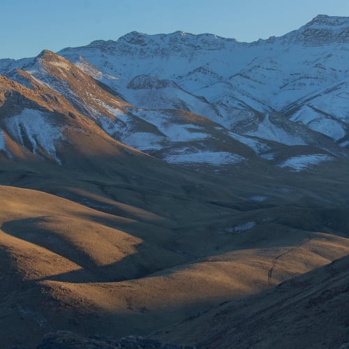 Evrenin büyüleyici bir görseli, galaksiler ve yıldızlarla dolu.