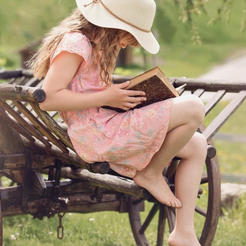 Çeşitli aura renklerini gösteren bir görsel, aura okuma ve psişik yeteneklerin gizemini vurguluyor.