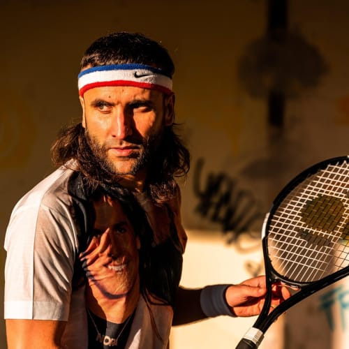 Türkiye'deki Afrodisias antik kentinin genel görünümü, tarihi tiyatrosu ve mermer sütunları.