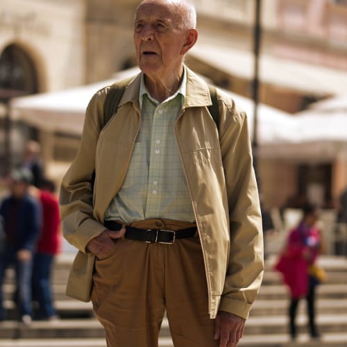 Türkiye'deki Afrodisias antik kentinin genel görünümü, tarihi tiyatrosu ve mermer sütunları.