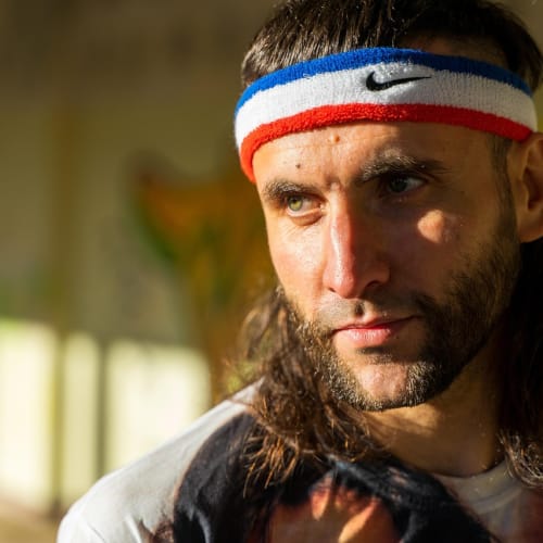 Türkiye'deki Afrodisias antik kentinin genel görünümü, tarihi tiyatrosu ve mermer sütunları.